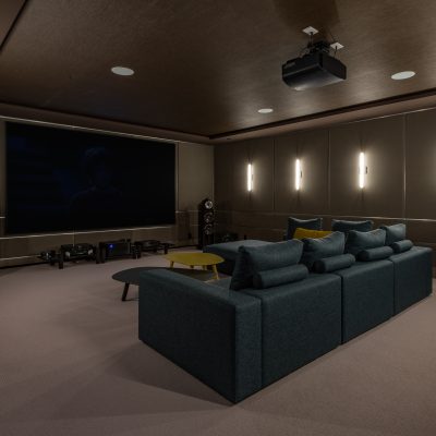 Luxurious,Theater,Room,With,Large,Screen,And,Lighting
