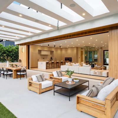 Luxurious,Modern,Outdoor,Patio,With,Wooden,Furniture,And,Open,Living