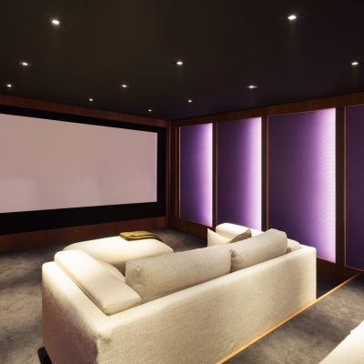 Home,Theater,,Luxury,Interior,,Comfortable,Divan,And,Big,Screen
